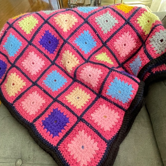 Vintage 70s afghan, pink, blue granny squares throw - Picture 6 of 6
